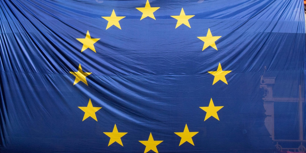 EU Kids Act может ограничить соцсети, ИИ-чат-ботов и игры для молодёжи